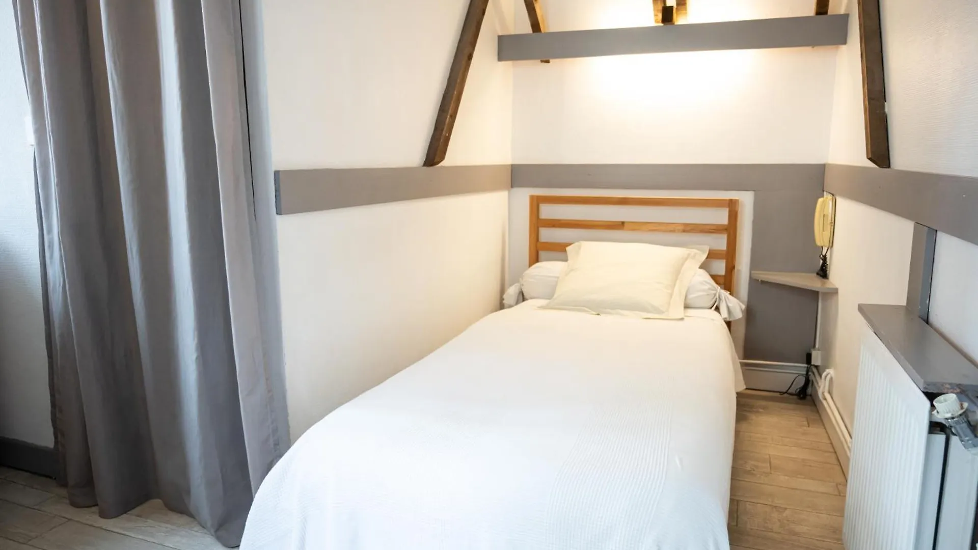 Le Palais, Hotel - Restaurant Apt 2*,  France